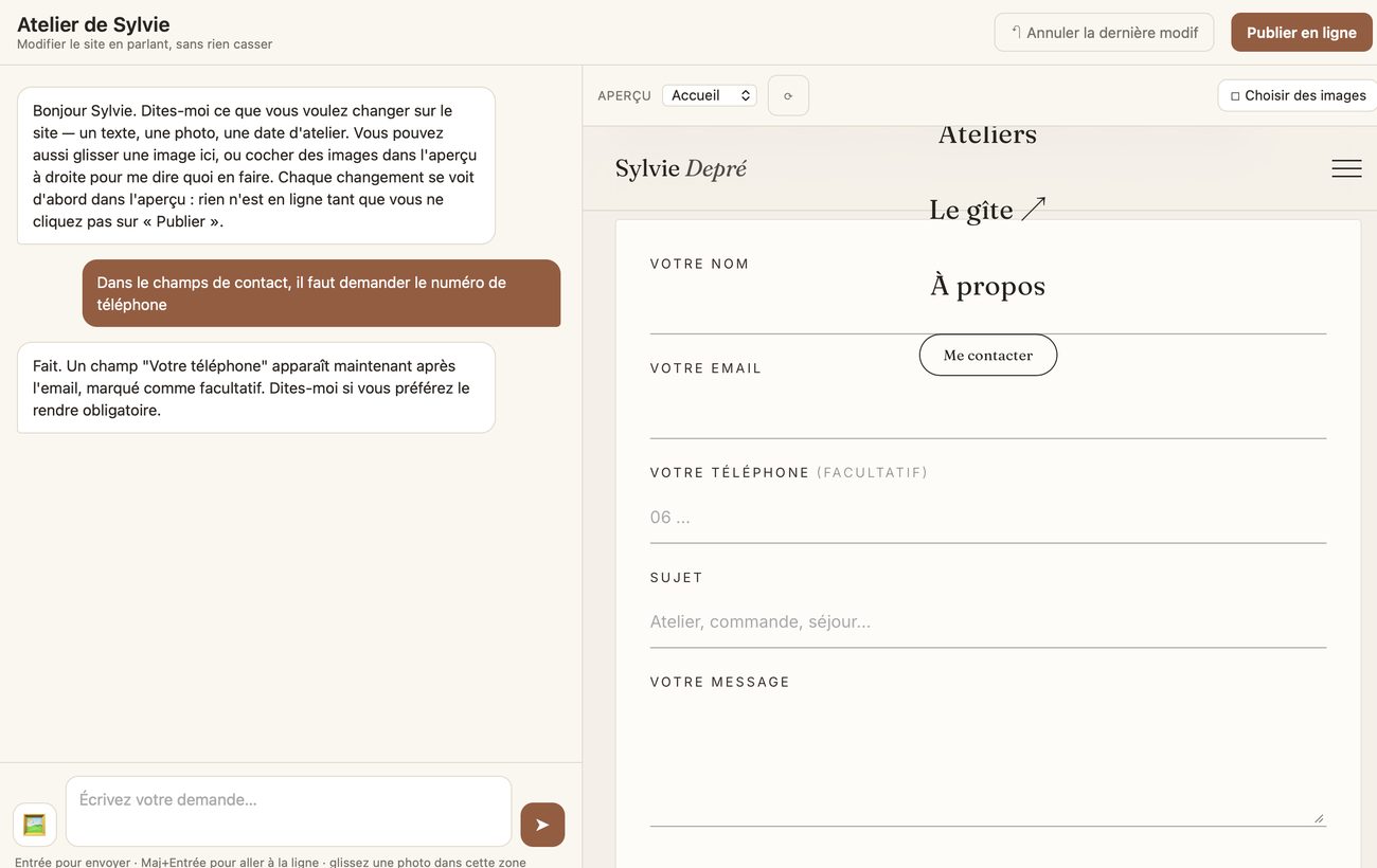 L'agent répond « Fait. Un champ Votre téléphone apparaît maintenant » et le champ facultatif s'affiche dans l'aperçu du site.