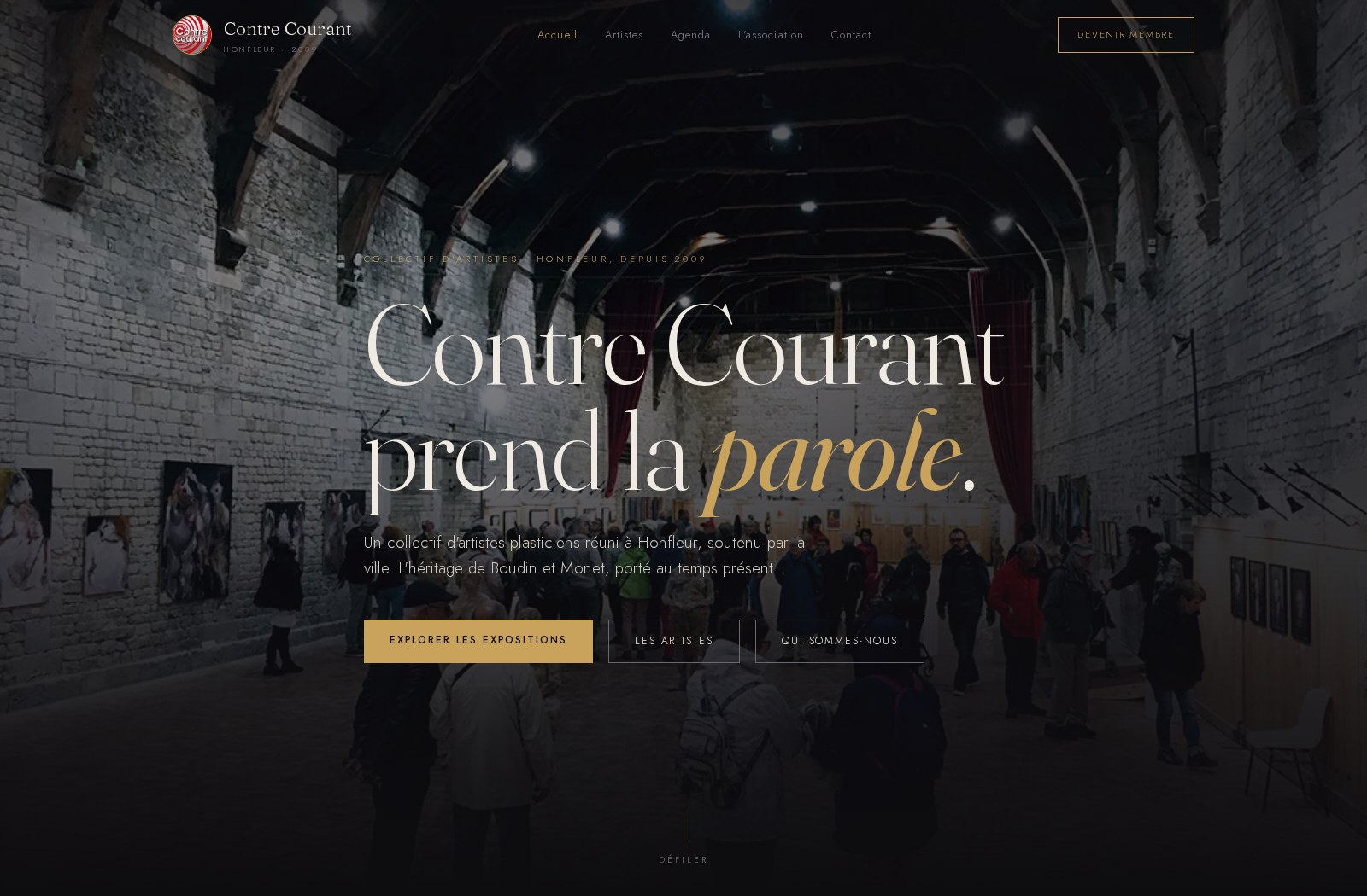 Page d'accueil de contre-courant.org : sur fond sombre, une photo de l'exposition annuelle aux Greniers à Sel, le titre « Contre Courant prend la parole » et trois boutons vers les expositions, les artistes et l'association.